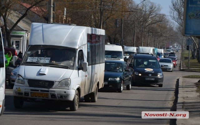 На Центральном проспекте яма стала причиной аварии с участием трех машин Фото № 6 На Центральном проспекте яма стала причиной аварии с участием трех машин Фото № 6