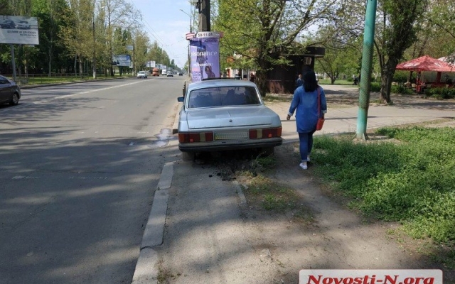 На проспекте Мира автомобиль протаранил машину, вылетел на летнюю площадку кафе и врезался в столб Фото № 2 На проспекте Мира автомобиль протаранил машину, вылетел на летнюю площадку кафе и врезался в столб Фото № 2