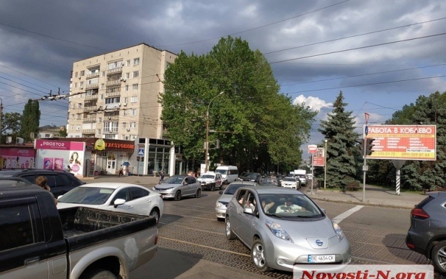 На Центральном проспекте столкнулись сразу четыре иномарки, образовалась автопробка Фото № 10 На Центральном проспекте столкнулись сразу четыре иномарки, образовалась автопробка Фото № 10