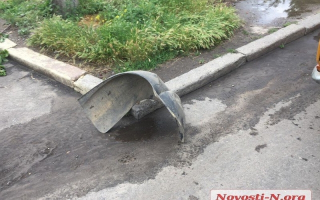 На Чигрина пьяный водитель выехал за пределы проезжей части и снес дорожный знак Фото № 1 На Чигрина пьяный водитель выехал за пределы проезжей части и снес дорожный знак Фото № 1