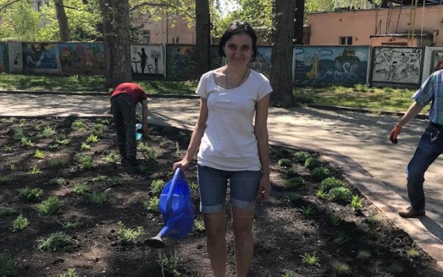Николаевцы высадили многолетние цветы в Пушкинском сквере Фото № 2 Николаевцы высадили многолетние цветы в Пушкинском сквере Фото № 2