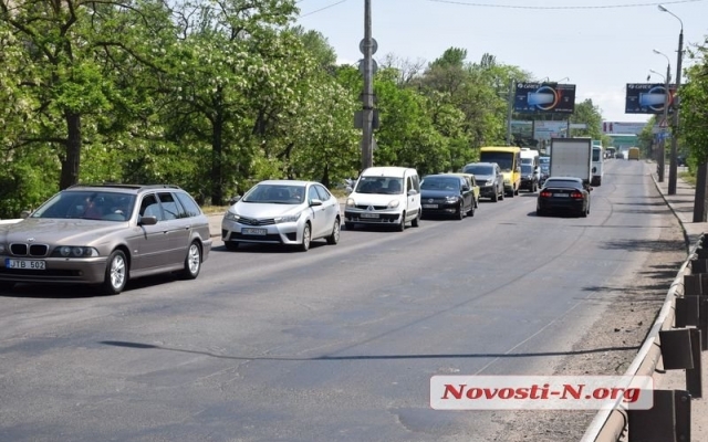 В Николаеве «хроническая пробка» возле Варваровского моста Фото № 3 В Николаеве «хроническая пробка» возле Варваровского моста Фото № 3