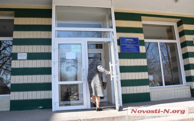 На одном из избирательных участков председатель комиссии вынужден подсвечивать избирателям мобильным телефоном Фото № 3 На одном из избирательных участков председатель комиссии вынужден подсвечивать избирателям мобильным телефоном Фото № 3