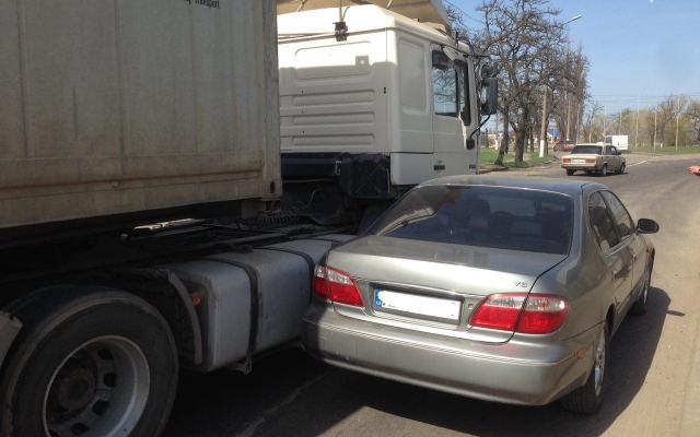 Возле Варваровского моста не смогли разминуться грузовой автомобиль и иномарка Фото № 4 Возле Варваровского моста не смогли разминуться грузовой автомобиль и иномарка Фото № 4