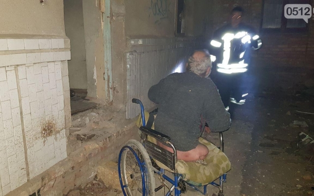 В подвале заброшенного дома произошел пожар, спасатели вынесли из огня бездомного на инвалидной коляске Фото № 1 В подвале заброшенного дома произошел пожар, спасатели вынесли из огня бездомного на инвалидной коляске Фото № 1