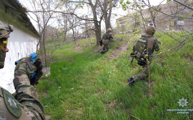 КОРД штурмом взял заброшенную турбазу и освободил инкассатора от вооруженных преступников Фото № 14 КОРД штурмом взял заброшенную турбазу и освободил инкассатора от вооруженных преступников Фото № 14