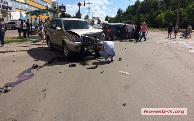 На Космонавтов не поделили перекресток два автомобиля, есть пострадавшие Фото № 3 На Космонавтов не поделили перекресток два автомобиля, есть пострадавшие Фото № 3