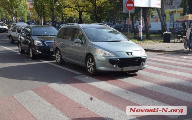 На Центральном проспекта столкнулись сразу три автомобиля, образовался большой затор на дорогах Фото № 0 На Центральном проспекта столкнулись сразу три автомобиля, образовался большой затор на дорогах Фото № 0