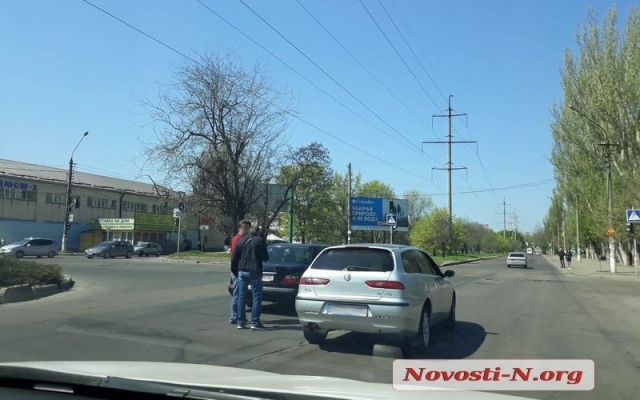 Водителям стало тесно на дороге и они устроили разборки Фото № 0 Водителям стало тесно на дороге и они устроили разборки Фото № 0