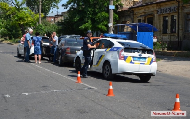 На Садовой столкнулись два легковых автомобиля, временно не ходят троллейбусы Фото № 4 На Садовой столкнулись два легковых автомобиля, временно не ходят троллейбусы Фото № 4