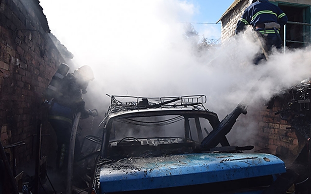 На Почтовой сгорел гараж с автомобилем Фото № 2 На Почтовой сгорел гараж с автомобилем Фото № 2