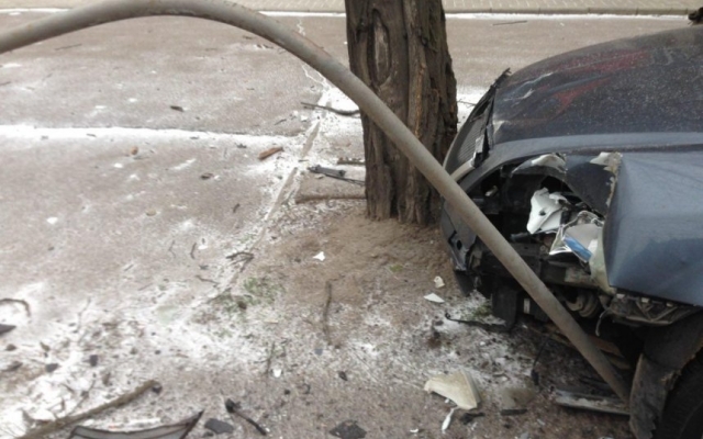 В районе Варваровского моста иномарка выехала на встречную полосу и врезалась в дерево Фото № 2 В районе Варваровского моста иномарка выехала на встречную полосу и врезалась в дерево Фото № 2