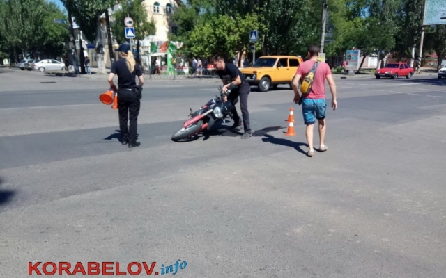 На Богоявленском автомобиль не заметил и зацепил мотоцикл Фото № 2 На Богоявленском автомобиль не заметил и зацепил мотоцикл Фото № 2