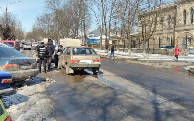 На Никольской из-за несоблюдения дистанции столкнулись два автомобиля Фото № 1 На Никольской из-за несоблюдения дистанции столкнулись два автомобиля Фото № 1