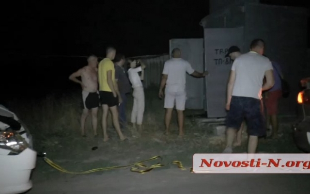 Балабановка обесточена из-за пьяного водителя снесшего трансформаторный столб Фото № 4 Балабановка обесточена из-за пьяного водителя снесшего трансформаторный столб Фото № 4