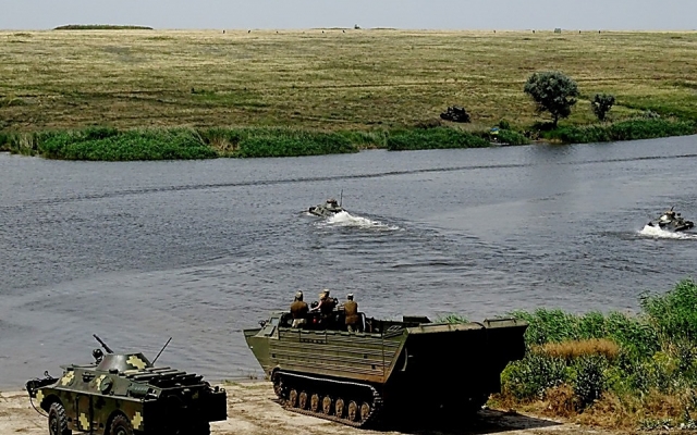 В Николаевской области провели военные учения, «спасали» застрявшие в воде бронемашины Фото № 0 В Николаевской области провели военные учения, «спасали» застрявшие в воде бронемашины Фото № 0