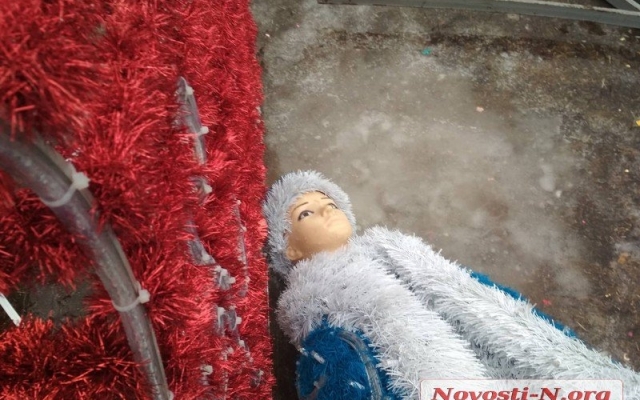 В Николаеве после демонтажа главной новогодней елки световые фигуры и иллюминацию бросили валяться в лужи и грязи Фото № 6 В Николаеве после демонтажа главной новогодней елки световые фигуры и иллюминацию бросили валяться в лужи и грязи Фото № 6