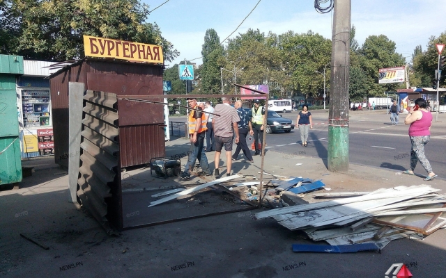 В Николаеве рядом с рынком «Южный» снесли незаконные МАФы Фото № 9 В Николаеве рядом с рынком «Южный» снесли незаконные МАФы Фото № 9