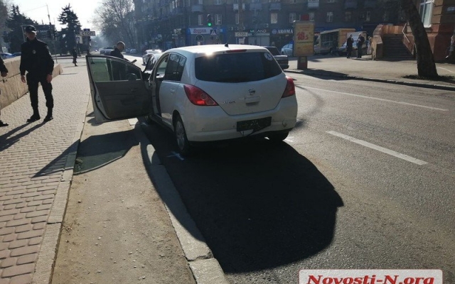 На Центральном проспекте столкнулись три автомобиля, образовалась большая пробка Фото № 3 На Центральном проспекте столкнулись три автомобиля, образовалась большая пробка Фото № 3