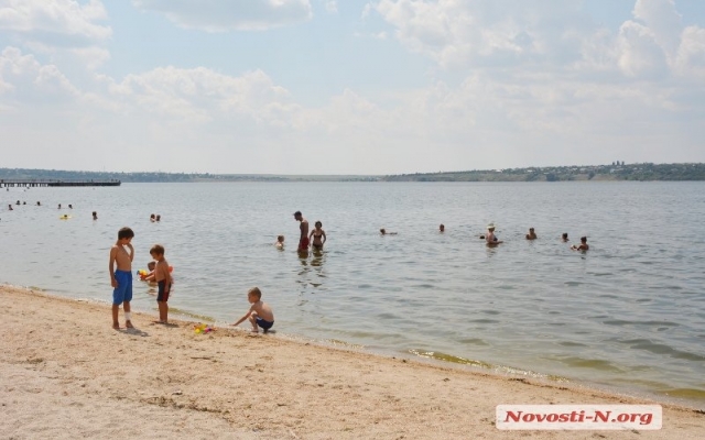 Несмотря на запрет николаевцы отдыхают и купаются на пляжах города Фото № 17 Несмотря на запрет николаевцы отдыхают и купаются на пляжах города Фото № 17