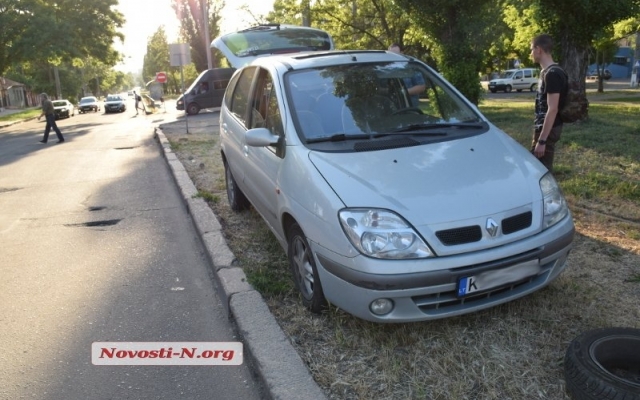 На Чкалова иномарка попала в яму и вылетела на бордюр Фото № 0 На Чкалова иномарка попала в яму и вылетела на бордюр Фото № 0