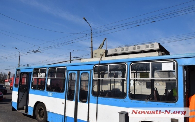 В Николаеве отвалившая от троллейбуса штанга токоприемника упала на автомобиль Peugeot Фото № 3 В Николаеве отвалившая от троллейбуса штанга токоприемника упала на автомобиль Peugeot Фото № 3