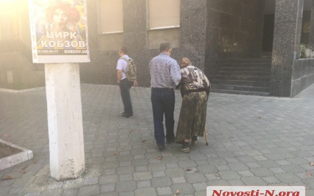 На Большой Морской иномарка на пешеходном переходе сбила пожилую женщину, пострадавшую медики увезли в больницу Фото № 0 На Большой Морской иномарка на пешеходном переходе сбила пожилую женщину, пострадавшую медики увезли в больницу Фото № 0