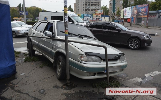 На Космонавтов произошла авария: фура «выбросила» автомобиль на бордюр и тот врезался в металлическое ограждение Фото № 3 На Космонавтов произошла авария: фура «выбросила» автомобиль на бордюр и тот врезался в металлическое ограждение Фото № 3
