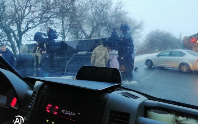 На трассе «Николаев-Одесса» возле села Половинки перевернулся рейсовый автобус, есть травмированные Фото № 0 На трассе «Николаев-Одесса» возле села Половинки перевернулся рейсовый автобус, есть травмированные Фото № 0