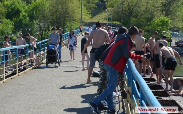 Подростки отметили Первомай прыжками с понтонного моста и солнечными ванными Фото № 9 Подростки отметили Первомай прыжками с понтонного моста и солнечными ванными Фото № 9