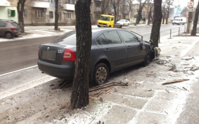 В районе Варваровского моста иномарка выехала на встречную полосу и врезалась в дерево Фото № 4 В районе Варваровского моста иномарка выехала на встречную полосу и врезалась в дерево Фото № 4