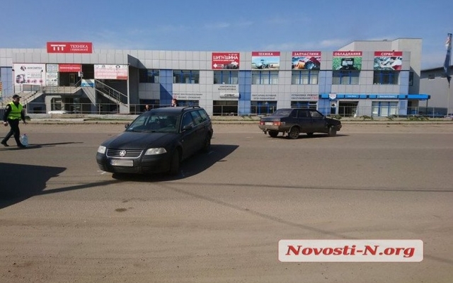 На Троицкой столкнулись два автомобиля, образовался большой затор Фото № 4 На Троицкой столкнулись два автомобиля, образовался большой затор Фото № 4