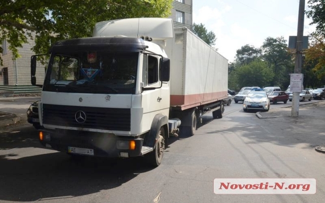 На Никольской патрульная машина столкнулась с грузовым автомобилем с прицепом Фото № 7 На Никольской патрульная машина столкнулась с грузовым автомобилем с прицепом Фото № 7