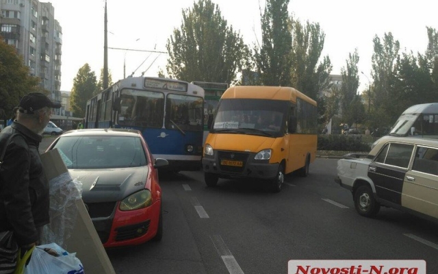 На Центральном проспекте водители автомобилей спровоцировали столкновение с троллейбусом, образовалась пробка Фото № 5 На Центральном проспекте водители автомобилей спровоцировали столкновение с троллейбусом, образовалась пробка Фото № 5