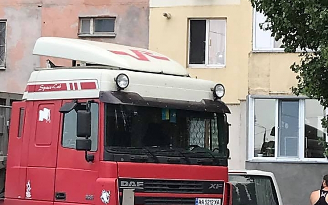 В Николаеве фура-зерновоз проехала по двору многоэтажки, большегруз «протиснулась» между легковыми машинами Фото № 0 В Николаеве фура-зерновоз проехала по двору многоэтажки, большегруз «протиснулась» между легковыми машинами Фото № 0