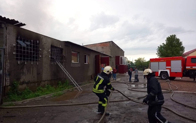 В Ингульском районе произошел масштабный пожар складского помещения Фото № 3 В Ингульском районе произошел масштабный пожар складского помещения Фото № 3