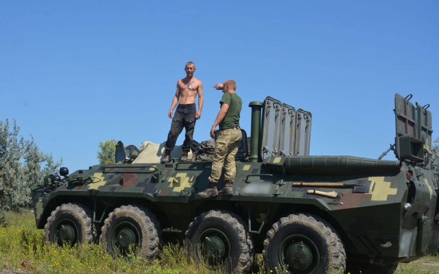 Николаевские десантники провели плановые занятия по вождению колесных бронетранспортеров на воде Фото № 8 Николаевские десантники провели плановые занятия по вождению колесных бронетранспортеров на воде Фото № 8