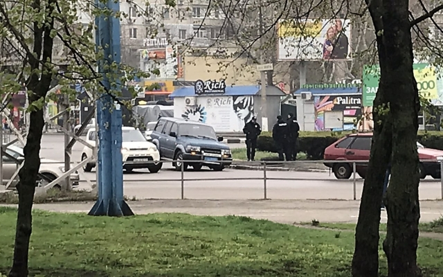 На площади Победы у автомобиля спецроты полиции отвалилось колесо Фото № 1 На площади Победы у автомобиля спецроты полиции отвалилось колесо Фото № 1
