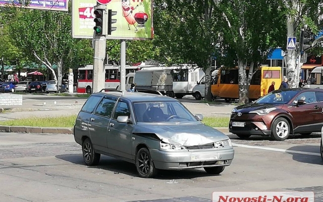 В центре Николаева «Лада» врезалась во внедорожник Фото № 1 В центре Николаева «Лада» врезалась во внедорожник Фото № 1
