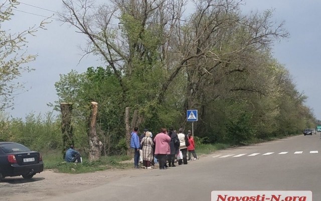 С территории николаевских кладбищ вывозят мусор накануне поминального дня Фото № 3 С территории николаевских кладбищ вывозят мусор накануне поминального дня Фото № 3
