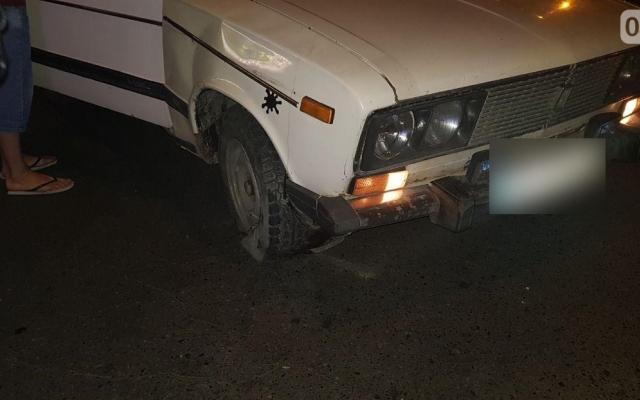 Автомобиль ударился в бордюр и перекрыл движение транспорту Фото № 7 Автомобиль ударился в бордюр и перекрыл движение транспорту Фото № 7