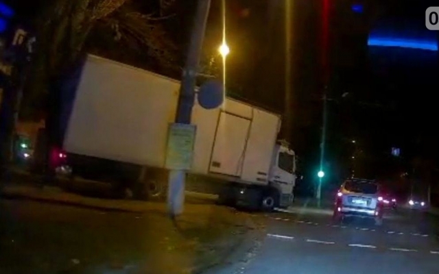 На Пушкинской грузовой автомобиль врезался в металлический столб и повредил светофор Фото № 1 На Пушкинской грузовой автомобиль врезался в металлический столб и повредил светофор Фото № 1