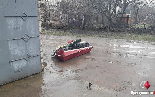 Неприятный пятничный сюрприз ожидал у ворот дома николаевского бизнесмена Андрея Кривохижа Фото № 4 Неприятный пятничный сюрприз ожидал у ворот дома николаевского бизнесмена Андрея Кривохижа Фото № 4