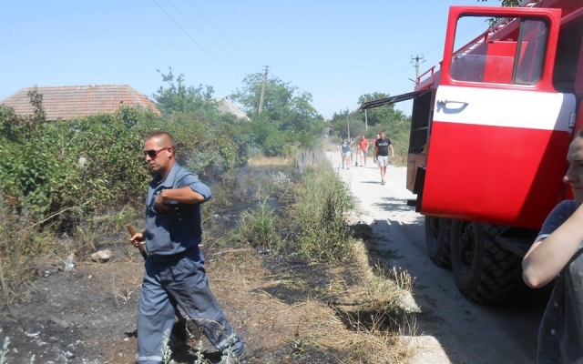 В Лупарево из-за шалости ребенка огнем были охвачены две улицы Фото № 1 В Лупарево из-за шалости ребенка огнем были охвачены две улицы Фото № 1