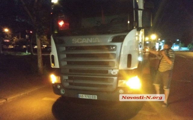 Странная авария или автоподстава: на Богоявленском проспекте иномарка легко врезалась в грузовик, но повреждения серьезные Фото № 3 Странная авария или автоподстава: на Богоявленском проспекте иномарка легко врезалась в грузовик, но повреждения серьезные Фото № 3