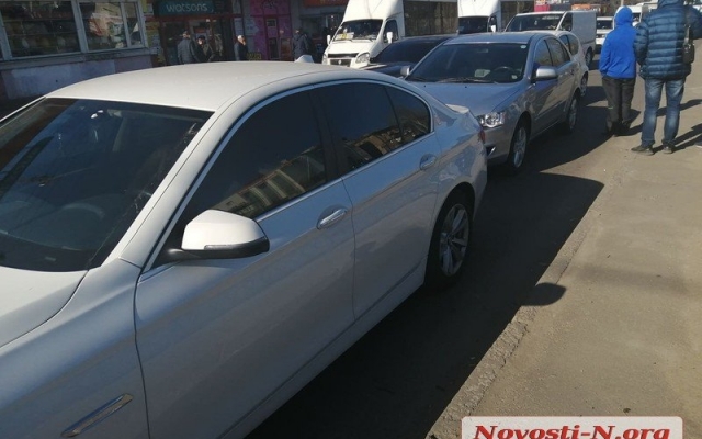В районе Центрального рынка авария с участием трех машин, образовалась автопробка Фото № 2 В районе Центрального рынка авария с участием трех машин, образовалась автопробка Фото № 2