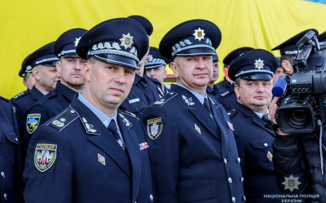 Президент Украины Петр Порошенко вручил николаевским полицейским сертификат и новый катер Фото № 1 Президент Украины Петр Порошенко вручил николаевским полицейским сертификат и новый катер Фото № 1