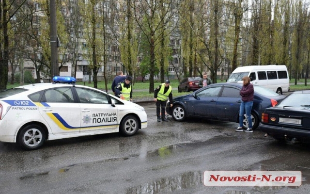 На проспекте Мира от сильного удара автомобиль вылетел на зеленый газон Фото № 6 На проспекте Мира от сильного удара автомобиль вылетел на зеленый газон Фото № 6