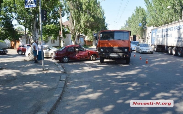 На Пушкинской самосвал врезался в иномарку, есть пострадавшие Фото № 1 На Пушкинской самосвал врезался в иномарку, есть пострадавшие Фото № 1