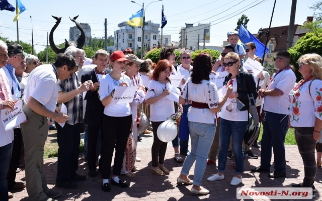 Жители Николаева прошли традиционным парадом по улицам нашего города Фото № 4 Жители Николаева прошли традиционным парадом по улицам нашего города Фото № 4